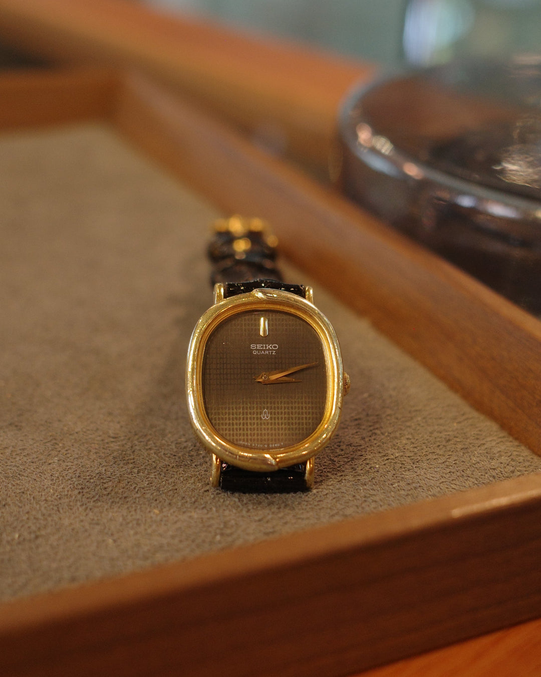 【SGP】1987 Seiko gold tone oval with patterned face quartz watch 4720-5050
