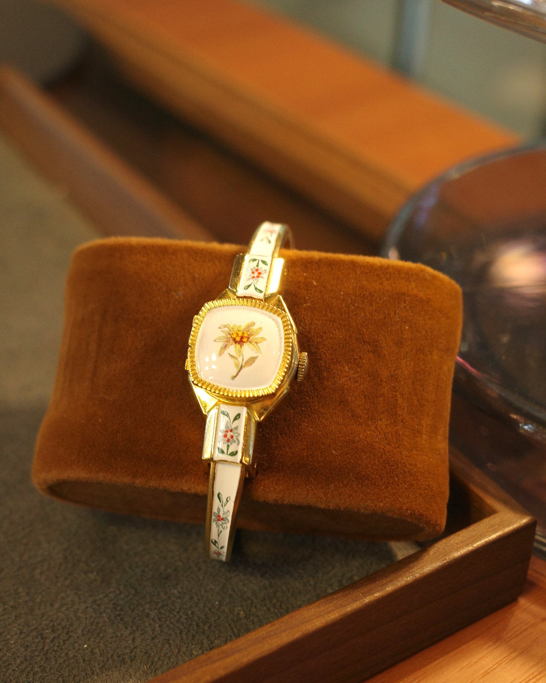 1970 hudson bangle white daisy flower manual winding watch