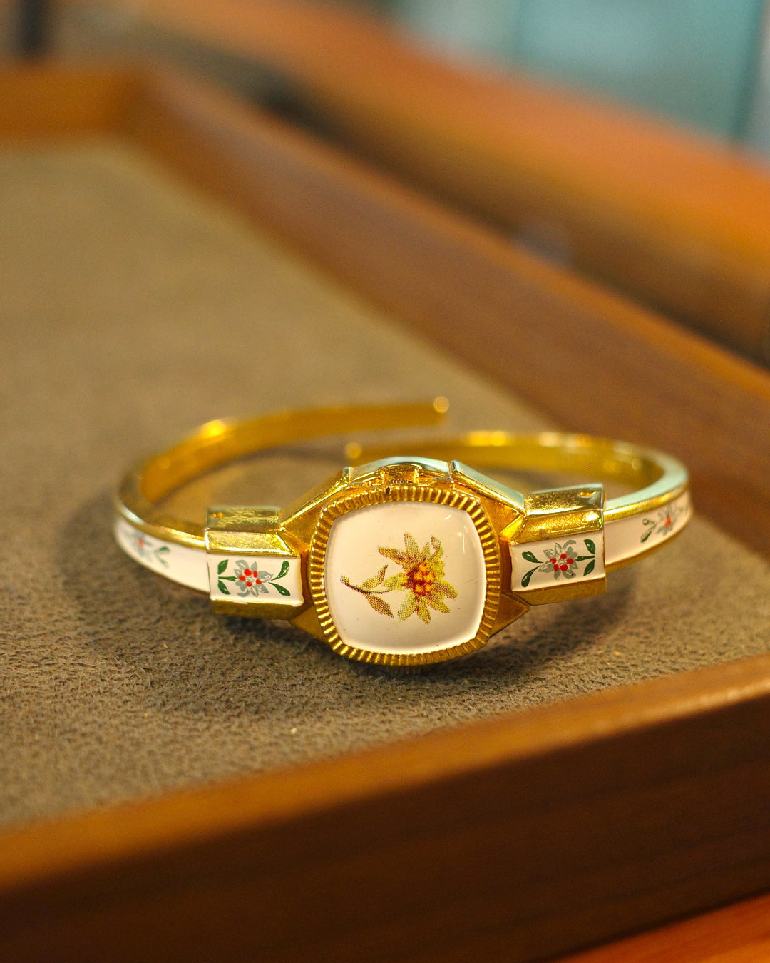 1970 hudson bangle white daisy flower manual winding watch