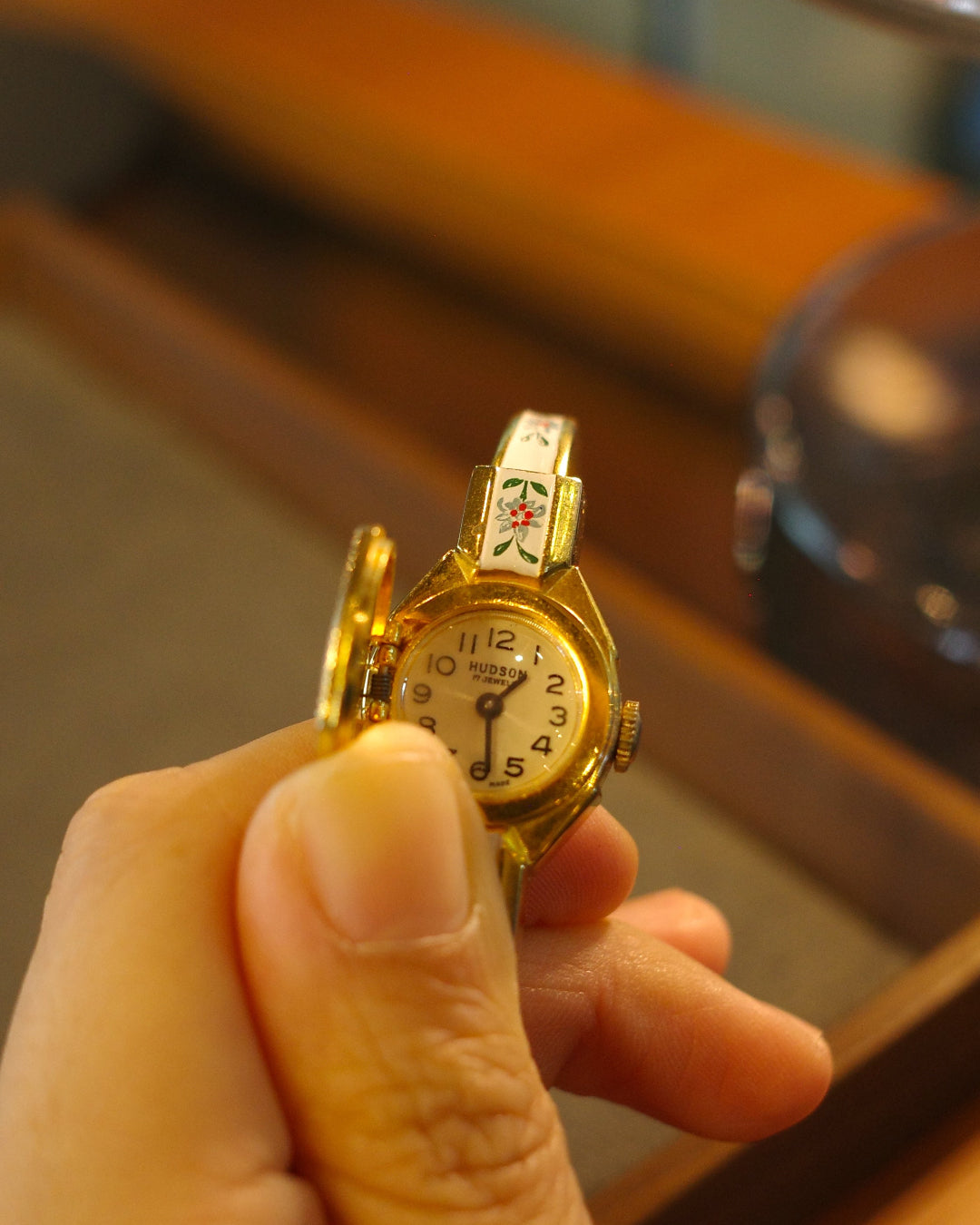 1970 hudson bangle white daisy flower manual winding watch