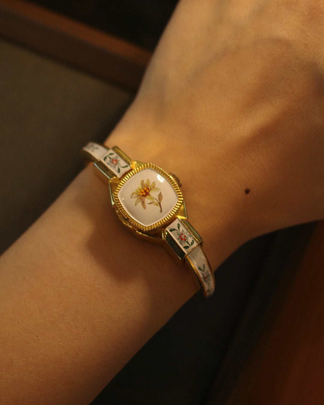 1970 hudson bangle white daisy flower manual winding watch