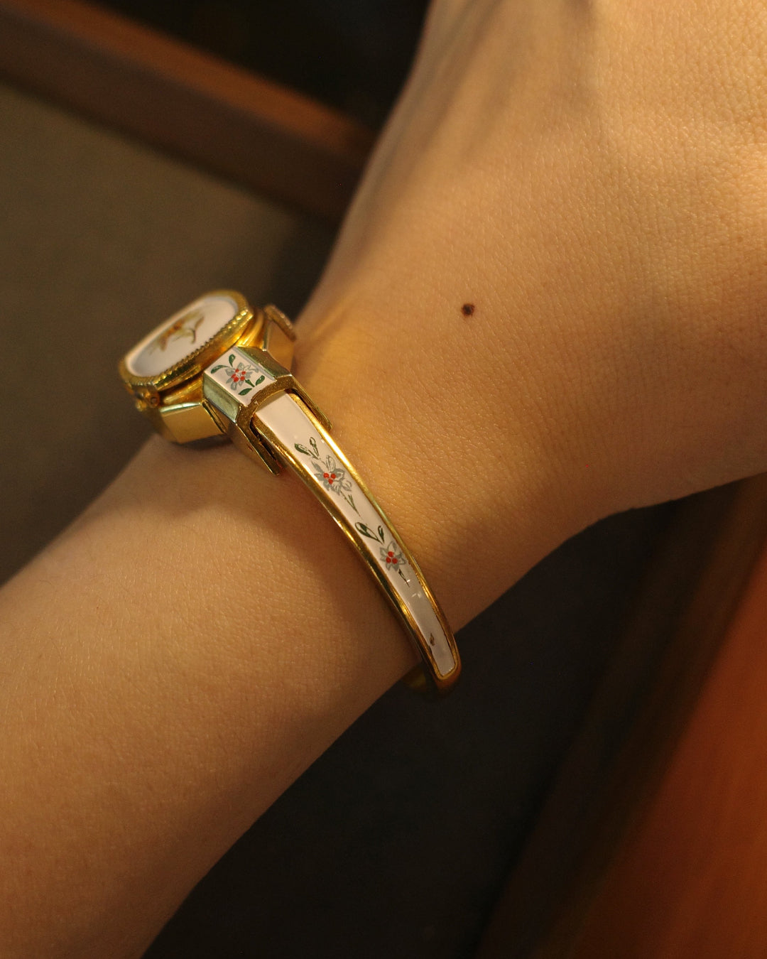 1970 hudson bangle white daisy flower manual winding watch