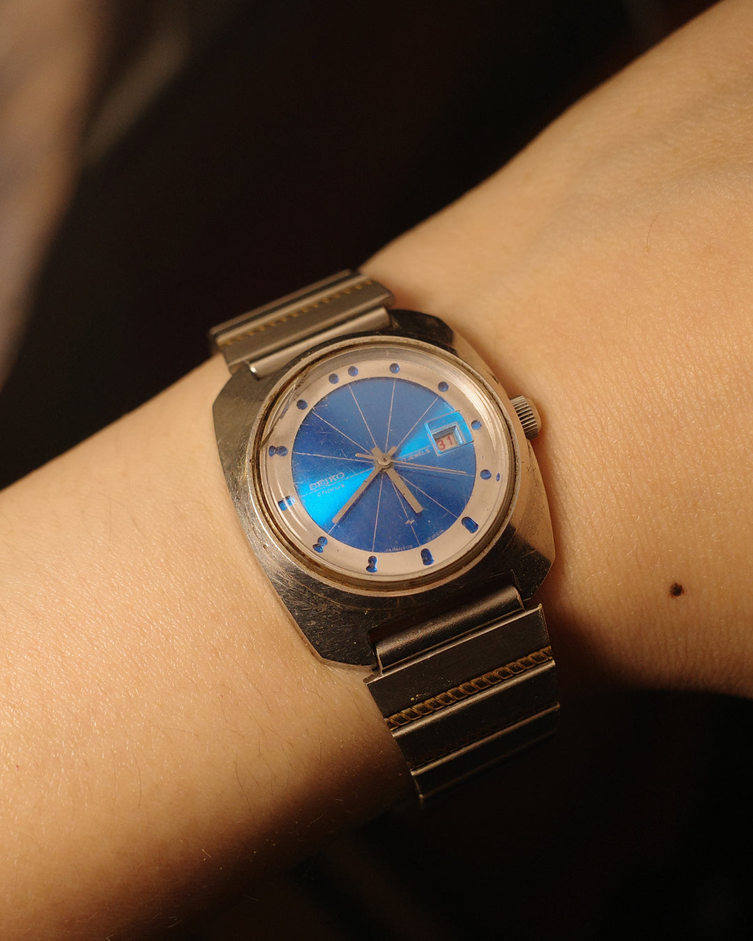 1979 Seiko futuristic blue round dial automatic watch 2118-0320