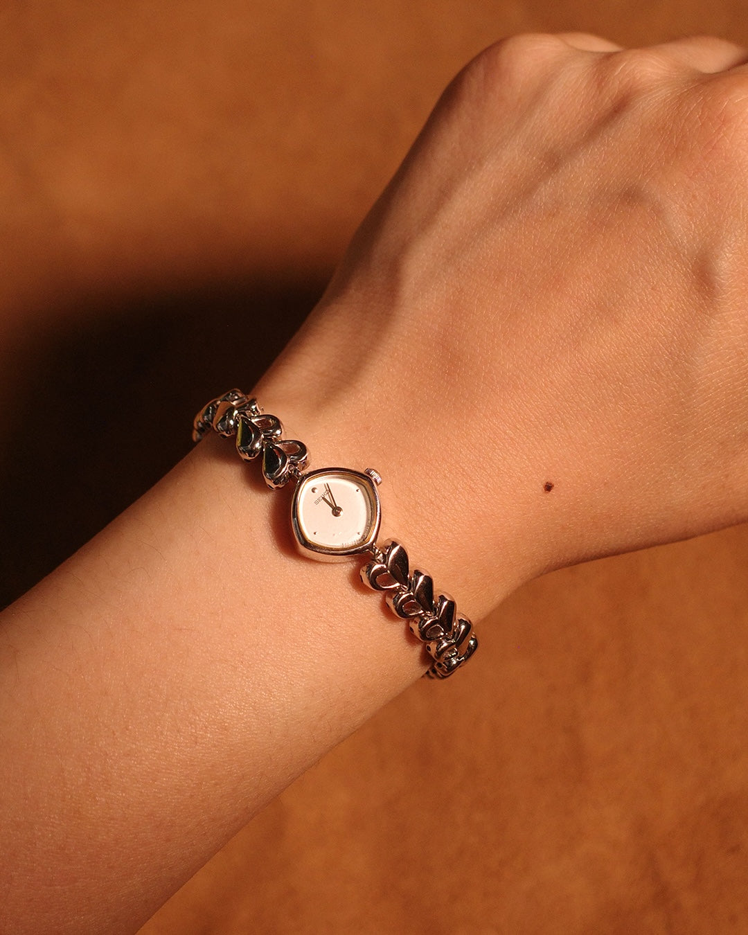 1987 Seiko sliver heart shape bracelet quartz watch 1E20-5280