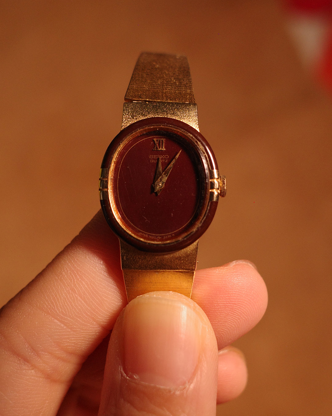 1983 Seiko Red oval shape quartz watch 1400-8360