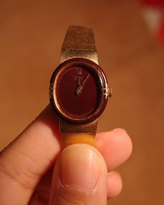 1983 Seiko Red oval shape quartz watch 1400-8360