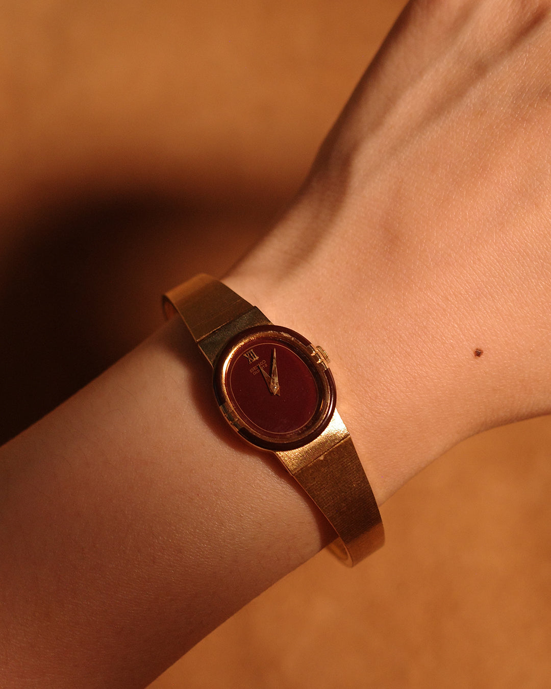 1983 Seiko Red oval shape quartz watch 1400-8360