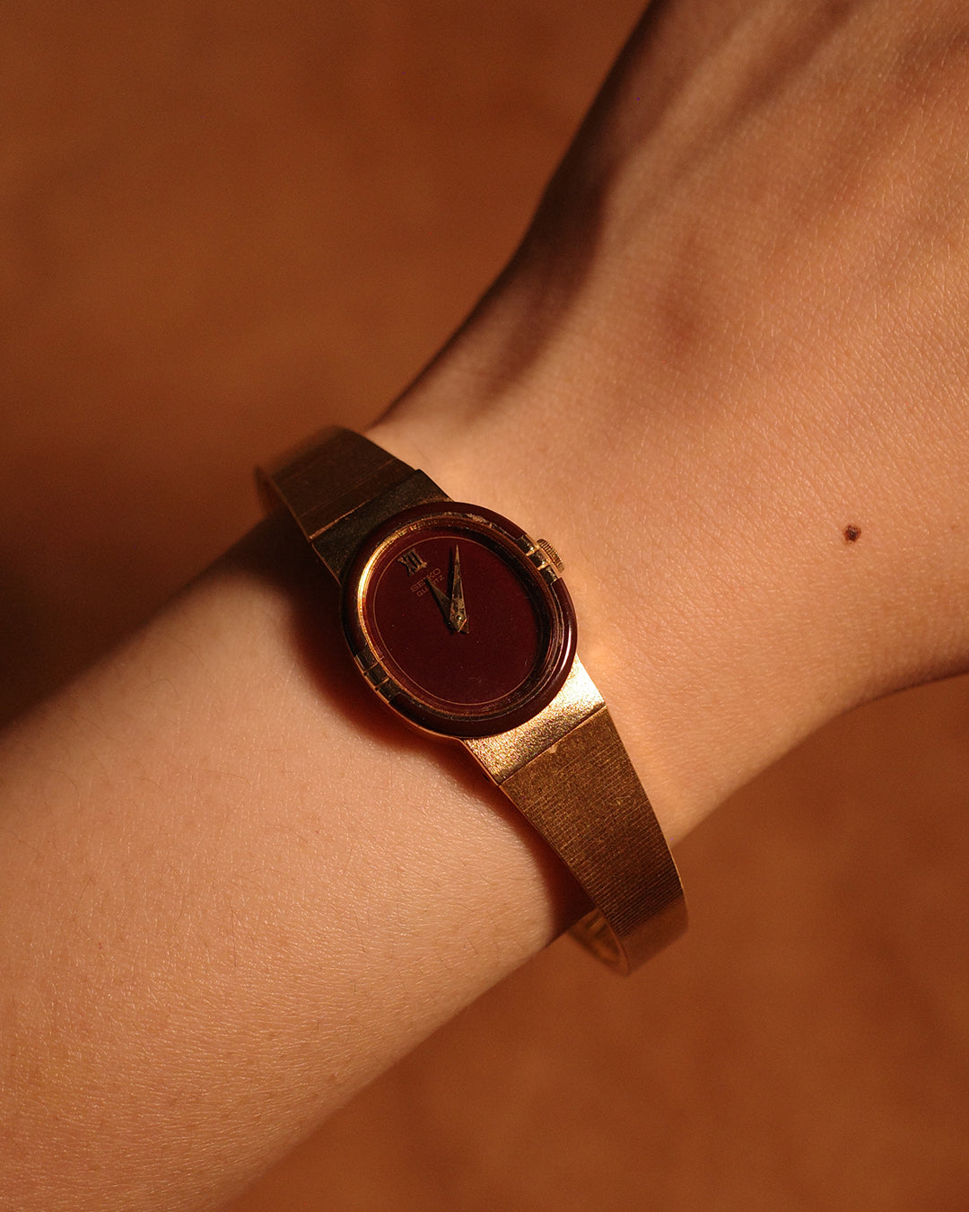 1983 Seiko Red oval shape quartz watch 1400-8360