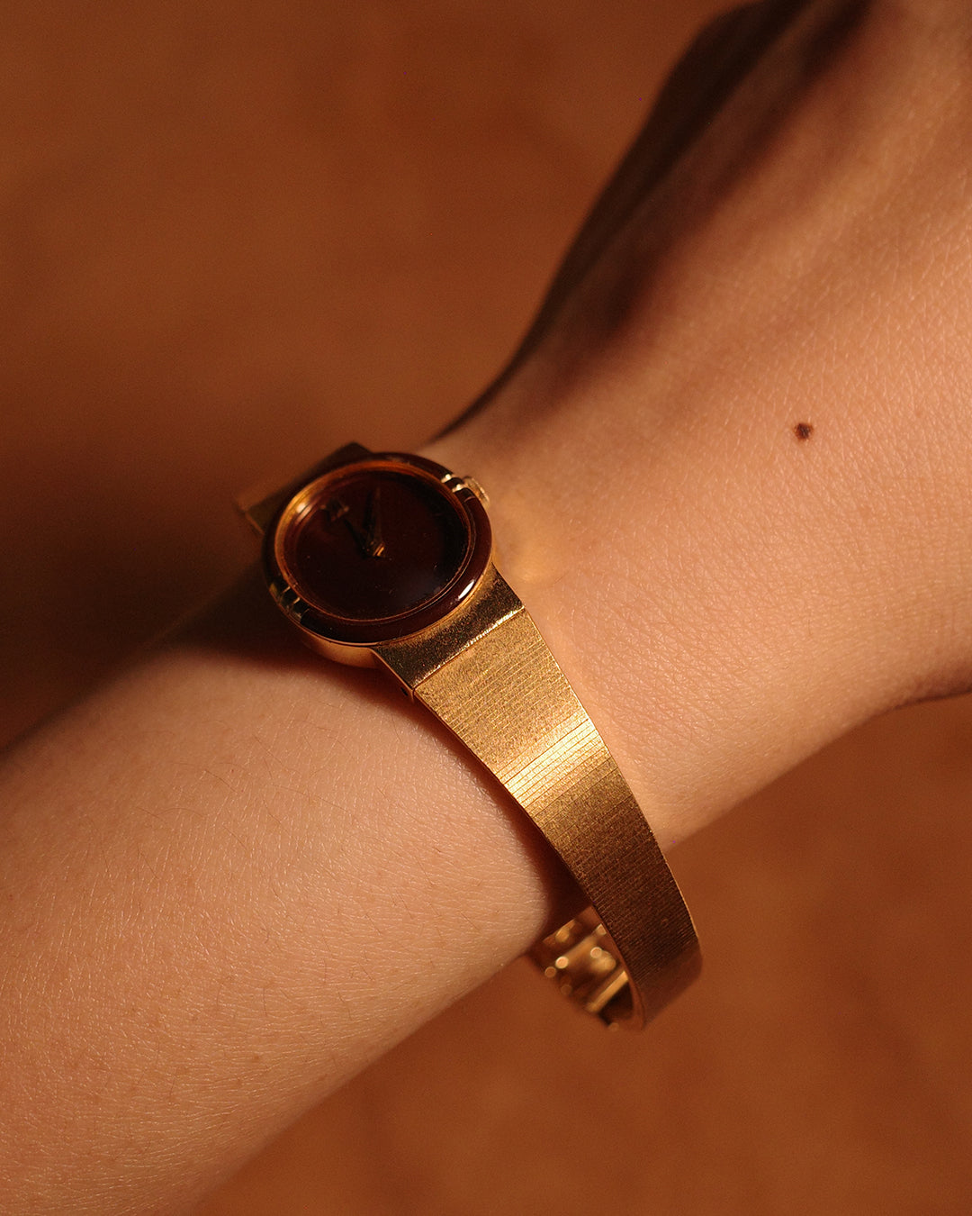 1983 Seiko Red oval shape quartz watch 1400-8360