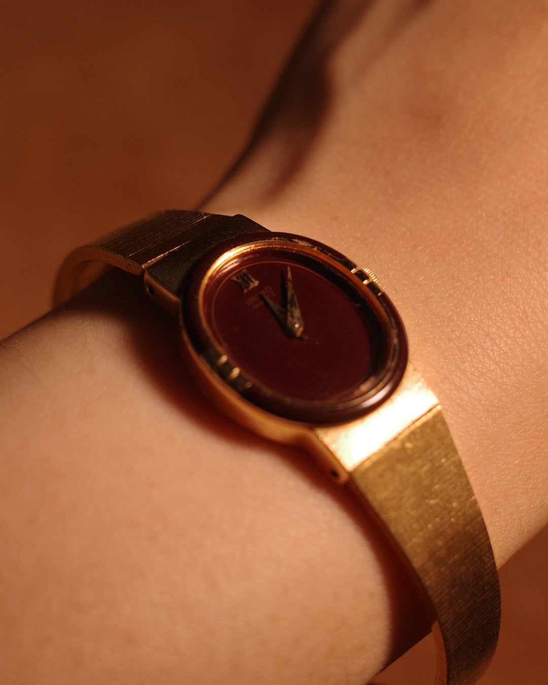 1983 Seiko Red oval shape quartz watch 1400-8360