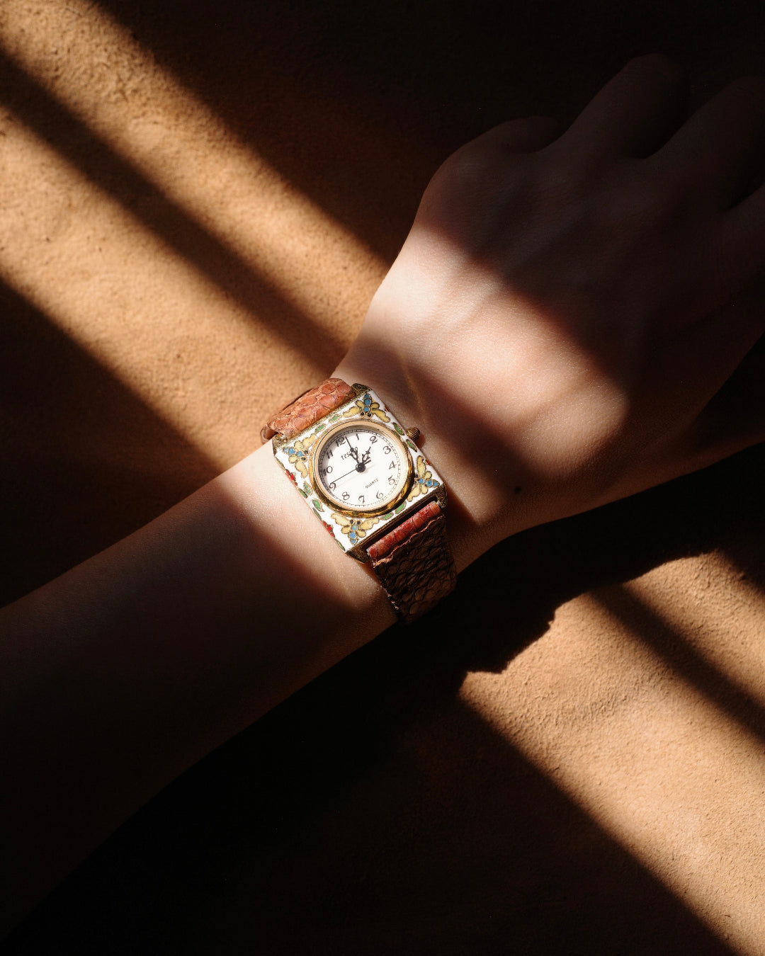 1990 tesoro enamel white flora style quartz watch