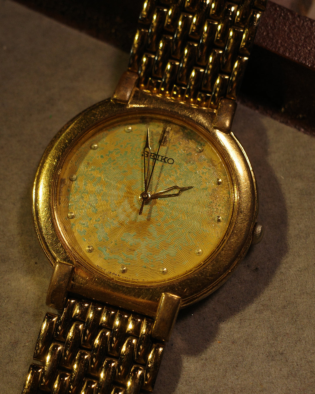 1985 Seiko earth gold tone oxidize quartz watch v701-1761
