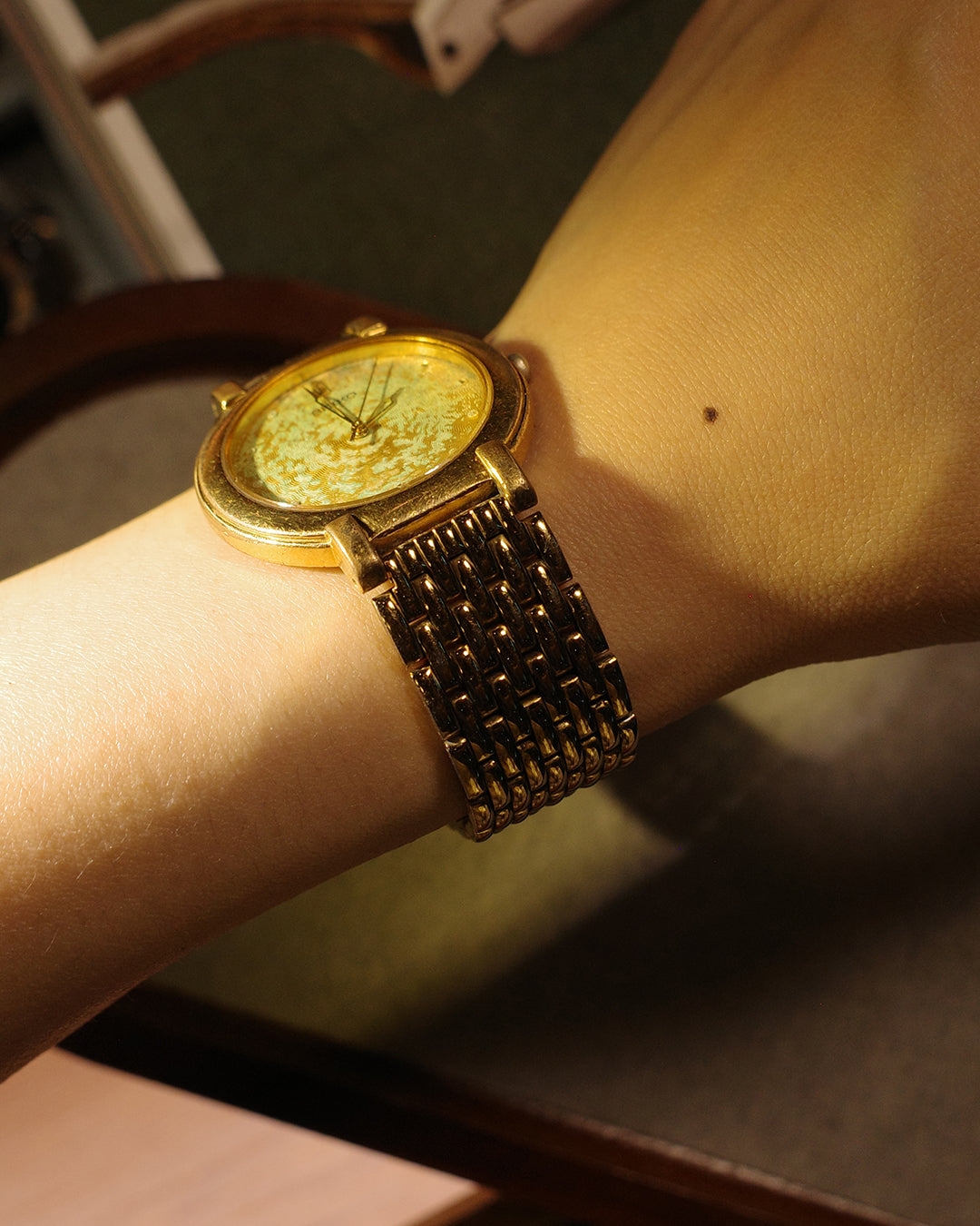 1985 Seiko earth gold tone oxidize quartz watch v701-1761