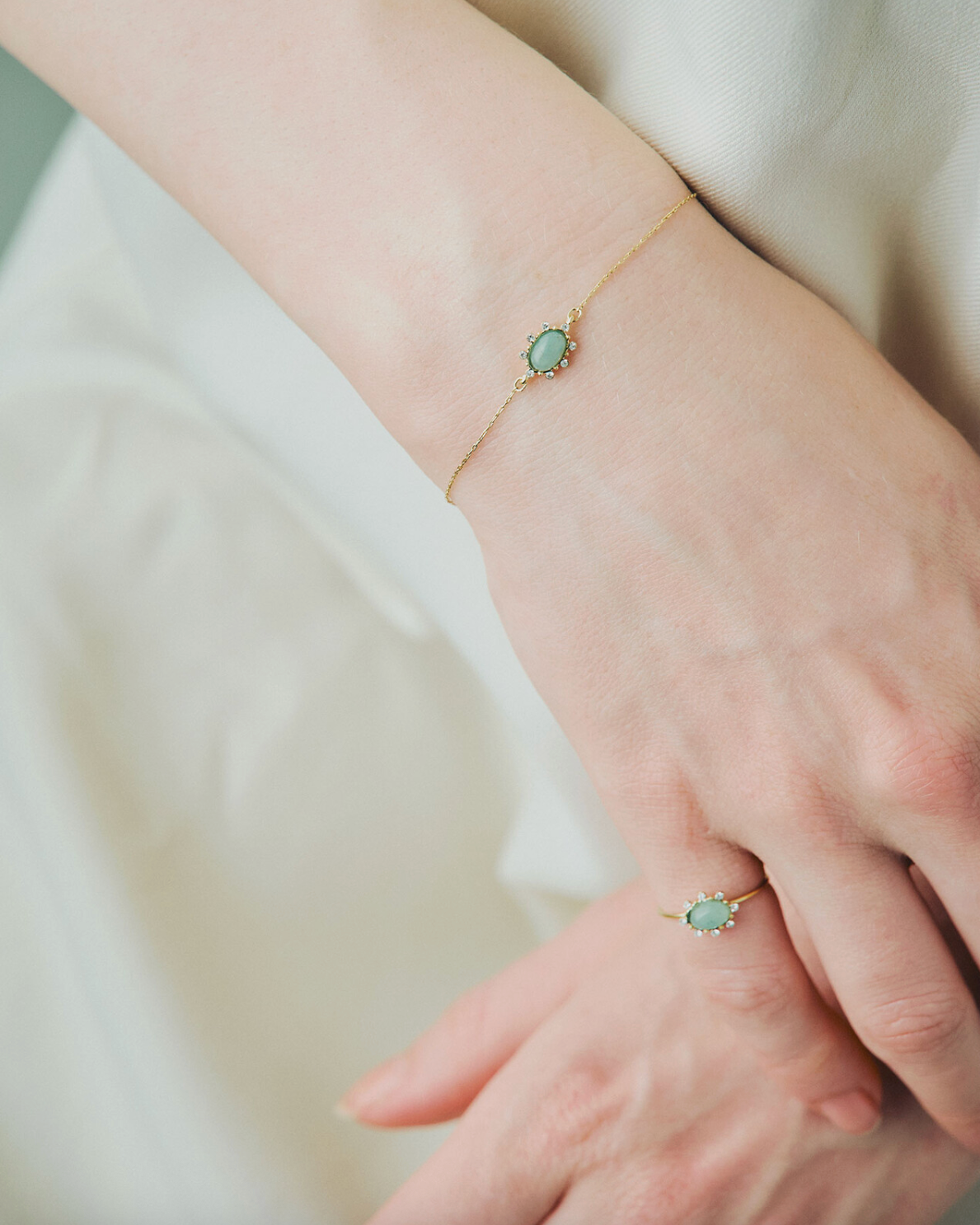 bracelet
[MUK Design Oval Collection ]Gold Tone Dreamy Stone