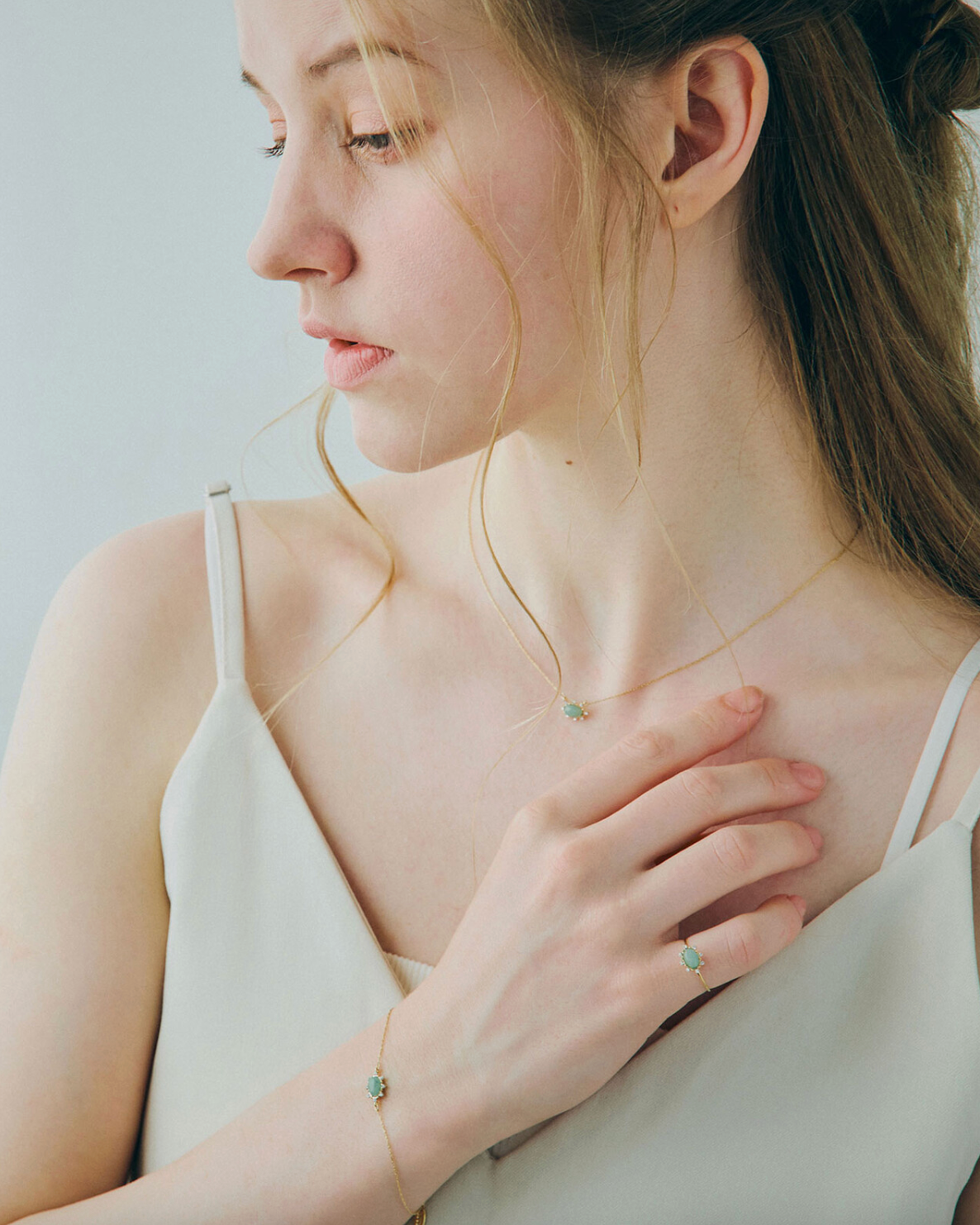 bracelet
[MUK Design Oval Collection ]Gold Tone Dreamy Stone