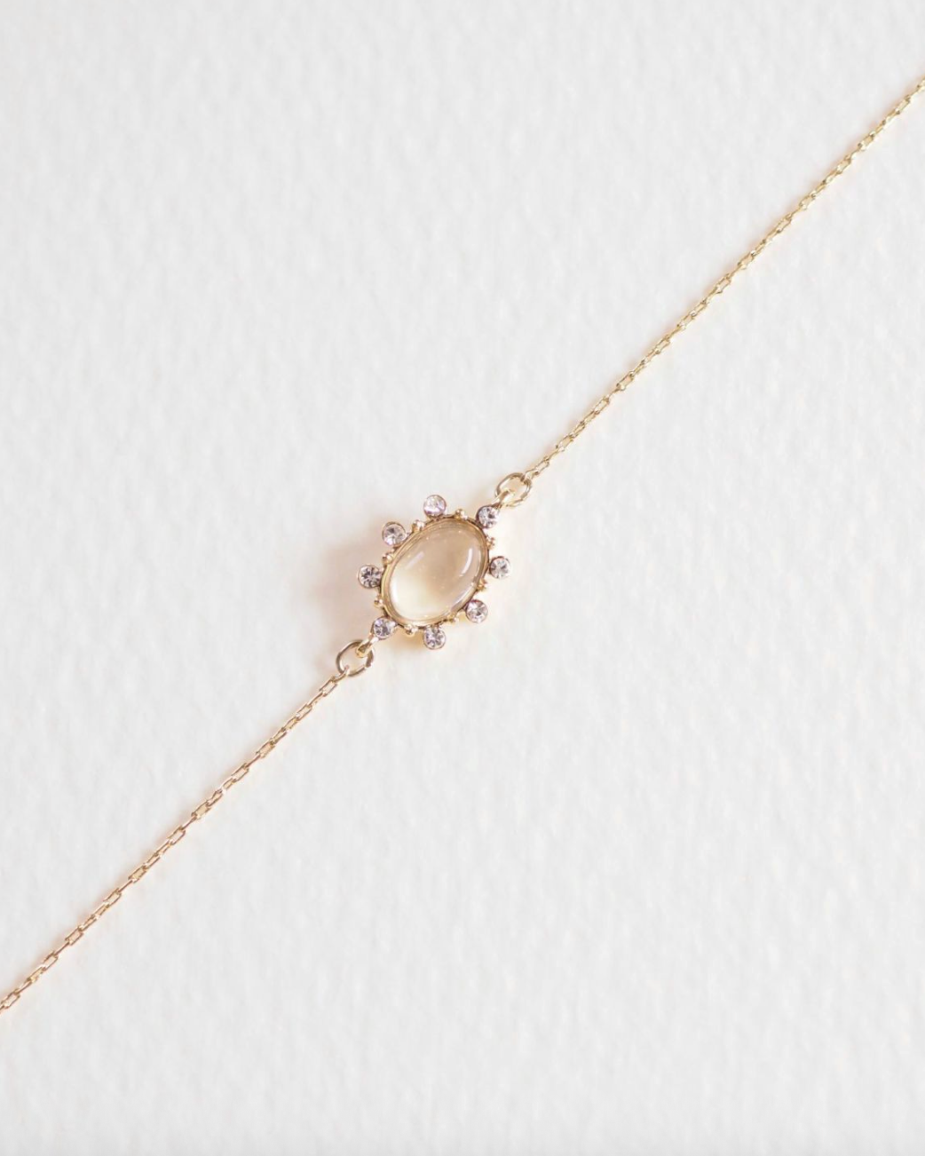 bracelet
[MUK Design Oval Collection ]Gold Tone Dreamy Stone